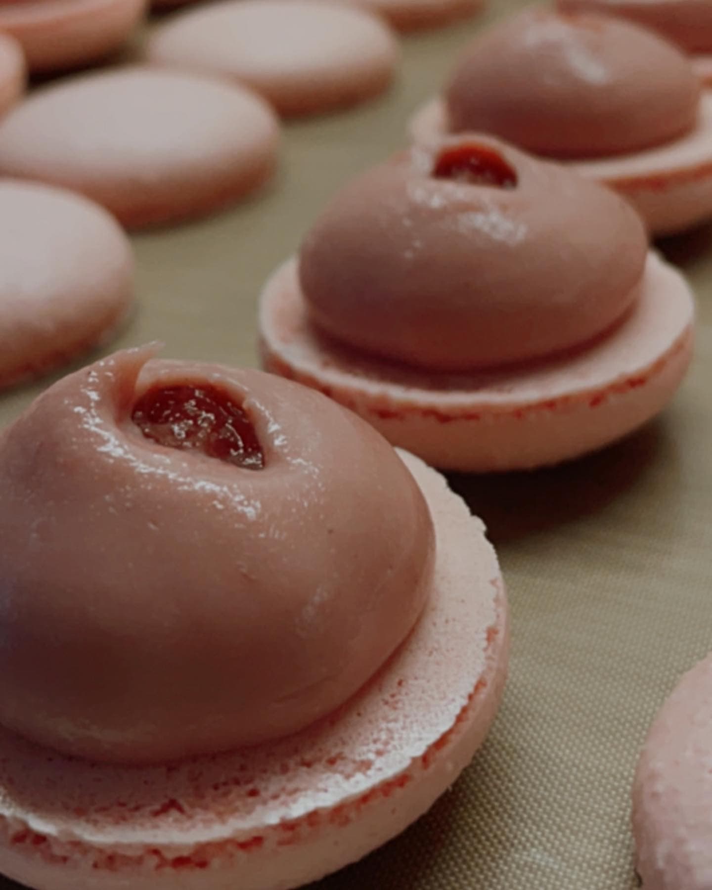 Strawberry and Cream macaron flavour by Almond