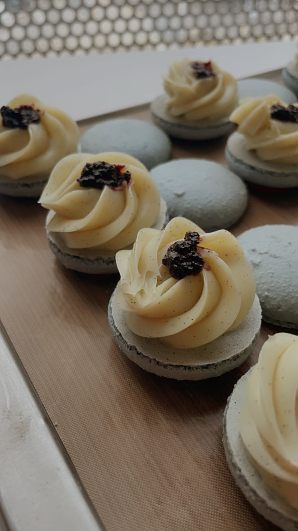 Vanilla and Blueberry macaron flavour by Almond